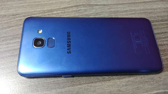 कोरियाई स्मार्टफोन और इलेक्ट्रॉनिक प्रोडक्ट्स बनाने वाली कंपनी सैमसंग (Samsung) ने स्मार्ट एयर प्यूरिफायर AX5500 भारत में लॉन्च किया है। कंपनी ने इस एयर प्यूरिफायर को एरोडायनेमिक तकनीक के साथ बनाया है। कंपनी के दावे के मुताबिक यह एयर प्यूरिफायर मिनटों में लिविंग स्पेस को प्यूरिफाई कर देगा।   सैमसंग के दावे के मुताबिक यह स्मार्ट एयर प्यूरिफायर सामने की ओर से हवा को तेजी से अंदर खींचता है। यह एक बड़े एरिया को कवर कर सकता है। इस प्यूरिफायर की मदद से हवा को 4 स्टेप प्यूरिफिकेशन सिस्टम के जरिए साफ किया जाता है। जिसमें हवा में मौजूद बेहद छोटे धूल के कण और जहरीली गैस को प्यूरिफाई किया जाता है।  कीमत और ऑफर्स  इस एयर प्यूरिफायर AX5500 की कीमत 34,990 रुपये है। इसे आप आज से ही नजदीकी स्टोर से ऑनलाइन और ऑफलाइन स्टोर से खरीद सकते हैं। इस स्मार्ट एयर प्यूरिफायर के साथ सैमसंग के लेटेस्ट स्मार्टफोन Galaxy J6 को फ्री में खरीद सकते हैं। Galaxy J6 को भारत में हाल ही में लॉन्च किया गया है। इस स्मार्टफोन की कीमत 12,990 रुपये है। अगर आप इस स्मार्ट एयर प्यूरिफायर को 31 अक्टूबर से पहले खरीदते हैं तो आपको यह स्मार्टफोन फ्री में मिलेगा।  एयर प्यूरिफायर के फीचर्स  इस एयर प्यूरिफायर के फीचर्स की बात करें तो इसमें ड्यूल स्मार्ट सेंसर लगा है जो रियल टाइम में एयर क्वालिटी को डिटेक्ट कर लेता है। इसके अलावा इसमें एयर डिजिटल डिस्प्ले दिया गया है जो गैस के पॉल्यूशन लेवल यानी कि PM2.5 और PM10 जैसे हानिकारक कण की पहचान कर लेता है। सैमसंग ने इस प्यूरिफायर में ऐसा फिल्टर लगाया है जिसकी मदद से आप यह ट्रैक कर सकते हैं कि आपको अगला फिल्टर कब बदलना होगा। इसके आलावा इसमें व्हील्स लगे हैं जिसकी मदद से आप इसे 360 डिग्री में कहीं भी मूव कर सकते हैं। इसे इस तरह से डिजाइन किया गया है कि कमरे के हॉल जैसे बड़े एरिया के सभी कोनों को पूरी तरह से प्यूरिफाई किया जा सके।  Galaxy J6 के फीचर्स  इस एयर प्यूरिफायर के साथ Galaxy J6 स्मार्टफोन दिया जा रहा है। इस स्मार्टफोन के मुख्य फीचर्स की बात करें तो इसमें 5.6 इंच का सुपर AMOLED डिस्प्ले दिया गया है। डिस्प्ले का असपेक्ट रेश्यो 18.5:9 दिया गया है। फोन एंड्रॉइड ओरियो 8.0 पर रन करता है। फोन में सैमसंग का exynos प्रोसेसर दिया गया है। फोन को पावर देने के लिए इसमें 3000mAh की नॉन रिमूवेबल बैटरी दी गई है। फोन के कैमरे फीचर्स की बात करें तो इसमें 13 मेगापिक्सल का रियर कैमरा दिया गया है जिसका अपर्चर f/1.9 LED फ्लैश के साथ दिया गया है। फोन के सेल्फी कैमरे की बात करें तो इसमें 8 मेगापिक्सल का कैमरा दिया गया है जिसका अपर्चर f/1.9 है।