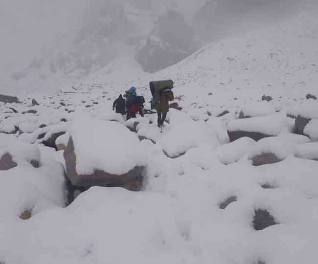 जिले के उच्च हिमालयी पर्यटक स्थलों पर पर्यटकों और पर्वतारोहियों की चहल-कदमी बढ़ गई है। गोमुख ट्रैक खराब होने के बावजूद ट्रैकिंग दल लगातार गोमुख और इससे आगे तपोवन, नंदन वन, वासुकीताल तथा कालिंदी पास को जा रहे हैं।    पिछले कुछ दिनों से ठंडी वादियों तक पहुंचने के लिए मौसम भी ट्रैकिंग दलों का साथ दे रहा है। गंगोत्री नेशनल पार्क के आंकड़ों के अनुसार हर दिन 120 से अधिक ट्रैकर एवं पर्वतारोही गोमुख ट्रैक पर जा रहे हैं। खासतौर पर रोमांच के शौकीन देशी-विदेशी पर्यटकों के लिए गंगोत्री हिमालय मनपसंद सैरगाह है।   पर्यटकों का सबसे प्रमुख और पसंदीदा ट्रैक गंगोत्री से लेकर तपोवन तक है। तपोवन जाने के लिए गंगोत्री से 19 किलोमीटर गोमुख तथा गोमुख से पांच किलोमीटर ग्लेशियर के ऊपर से तपोवन पहुंचा जाता है। यहां हर दिन 30 से 40 पर्यटक जा रहे हैं। इससे यहां की बर्फीली वादियां इंसानी हलचल से आबाद हो गई हैं। इसके साथ ही गंगोत्री हिमालय में शिवलिंग के आरोहण के लिए चार सदस्यीय दल, सुदर्शन के आरोहण के लिए एक जापानी महिला, सतोपंथ के आरोहण के लिए तीन सदस्यीय दल गया हुआ है।    रसीले स्वाद के बावजूद हर्षिल घाटी का सेब पहचान को मोहताज यह भी पढ़ें   बीते मंगलवार को इजराइल व जर्मनी के आठ विदेशी पर्वतारोहियों का दल आरोहण करके गंगोत्री लौटा, जबकि बुधवार को गंगोत्री से एक पर्वतारोही दल जोगीन चोटी के आरोहण के लिए रवाना हुआ। स्थिति यह है कि उत्तरकाशी और गंगोत्री में पर्यटक दलों को पर्याप्त पोर्टर नहीं मिल पा रहे हैं। अधिकांश पोर्टर उत्तरकाशी से ले जाने पड़ रहे हैं।    चारधामों में से एक ये धाम तरस रहा है सुविधाओं को, जानिए यह भी पढ़ें ट्रैकिंग एजेंसी संचालक जयेंद्र पंवार कहते हैं कि मौसम सही हो गया है। इसलिए ट्रैकरों तथा पर्वतारोहियों की संख्या बढ़ गई। 15 नवंबर तक कई दलों ने ट्रैकिंग के लिए संपर्क किया गया है। इसमें अधिकांश कालिंदी पास, उड़न कोल, लमखागा पास, तपोवन के लिए जा रहे हैं। ट्रैकरों व पर्वतारोहियों की बढ़ती चहल-कदमी ट्रैकिंग संचालकों के लिए अच्छी खबर है।