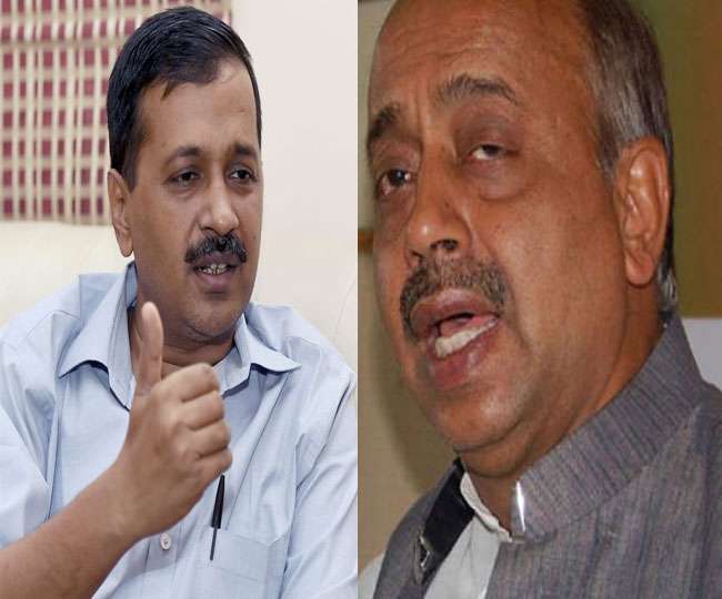 दिल्ली में पेट्रोल व डीजल के दाम कम करने के लिए भाजपा आम आदमी पार्टी (AAP) सरकार पर लगातार दबाव बना रही है। उसका कहना है कि केजरीवाल को सिर्फ ट्वीट करके जनता से झूठी सहानुभूति जताने के बजाय उसे राहत देने के लिए कदम उठाने चाहिए। केंद्रीय संसदीय कार्य राज्य मंत्री विजय गोयल ने इस मुद्दे को लेकर लोगों के बीच जाने का एलान किया है। वह लोगों को मुख्यमंत्री व उनकी सरकार की हकीकत बताएंगे।  उन्होंने कहा कि केंद्र सरकार ने एक्साइज ड्यूटी जबकि तेल कंपनियों ने कीमतों में कटौती की है। कई राज्यों ने भी वैट में कमी की है जिससे लोगों को राहत मिली है। कई राज्यों में पेट्रोल व डीजल की कीमतों में पांच रुपये तक की कमी हुई है। दिल्ली सरकार को इन राज्यों से सीखने की जरूरत है। अन्य राज्यों की तरह दिल्ली में भी पेट्रोलियम पदार्थो पर वैट कम किया जाना चाहिए।  उन्होंने कहा कि केजरीवाल पेट्रोल व डीजल की कीमतों को लेकर केंद्र पर सवाल तो उठाते हैं लेकिन खुद कुछ कोई कदम नहीं उठाते हैं। उन्हें दिल्लीवासियों के हित में पेट्रोलियम पदार्थों पर लगने वाले वैट को कम करने के लिए किसी से अनुमति लेने की भी जरूरत नहीं है। इसके बावजूद वह कोई कदम नहीं उठा रहे हैं।   एनसीआर में पहली बार दिल्ली में सबसे महंगा बिक रहा पेट्रोल-डीजल यह भी पढ़ें उन्होंने कहा कि सिर्फ मौखिक सहानुभूति जताने और ट्विटर पर चिंता जताने से कुछ नहीं होगा। आज दिल्ली में पेट्रोल एनसीआर के अन्य शहरों से महंगा है। दिल्ली के लोग एनसीआर के शहरों में जाकर अपने वाहनों में तेल भरवा रहे हैं। इससे दिल्ली सरकार को राजस्व का भी नुकसान हो रहा है।  मुख्यमंत्री के रवैये को देखते हुए वह जनता के बीच जाकर हकीकत बताएंगे। लोगों को बताएंगे कि दिल्ली के मुख्यमंत्री की कथनी व करनी में अंतर है। वह सिर्फ दूसरी पार्टी के नेताओं को अपशब्द बोलने वाले मुख्यमंत्री हैं। उन्हें जनता की समस्याओं से कोई लेना-देना नहीं है।   तेल की कीमतें कम होने के साथ सियासत तेज, केजरीवाल ने ट्वीट से किया हमला यह भी पढ़ें दिल्ली सरकार के पूर्व मंत्री व AAP के नाराज विधायक कपिल मिश्रा ने भी वैट कम नहीं करने पर केजरीवाल को आड़े हाथों लिया है। उनका कहना है कि मुख्यमंत्री ने दो सालों में पेट्रोल पर 12 फीसद वैट बढ़ाया, लेकिन अब लोगों को राहत देने के लिए इसमें वह कमी नहीं कर रहे हैं। मजबूरन लोग पड़ोसी राज्यों के शहरों में जाकर तेल भरवा रहे हैं।