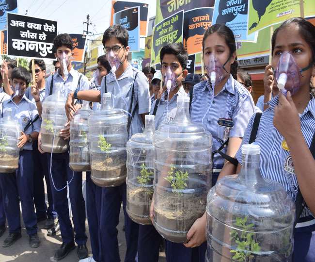 वायु प्रदूषण से होने वाली सर्वाधिक मौतों का कारण घर के चूल्हे और जाम के दौरान वाहनों से निकलने वाले धूल और धुएं के छोटे कण हैं। वातावरण में महज 27 फीसद मौजूदगी के बावजूद ये छोटे कण प्रदूषण से होने वाली 70 फीसद मौतों का कारण हैं। यानी हर साल करीब साढ़े तीन लाख लोग इन छोटे धूल कणों के चलते हो रही बीमारियों से मर रहे हैं। चौंकाने वाला यह आंकड़ा आइआइटी के सिविल इंजीनियरिंग विभाग के पीएचडी छात्रों के शोध में सामने आया है।  देश में वायु प्रदूषण बढ़ता जा रहा है। ग्लोबल बर्डन ऑफ डिसीज (जीबीडी) ने देशभर में वायु प्रदूषण से पांच लाख मौतें होने का आंकड़ा दिया था। आइआइटी के सिविल इंजीनियरिंग विभाग के प्रो. तरुण कुमार गुप्ता के निर्देशन में डॉ. प्रशांत राजपूत और सैफी इजहार ने 2015-16 में शोध शुरू किया। कानपुर को केंद्र में रखकर दिल्ली, लखनऊ, नोएडा, पटना, जयपुर समेत अन्य कई शहरों से आंकड़े जुटाए।     जानें, एमबीबीएस करने वाली अवणना अग्रवाल कैसे बन गईं गोल्डन गर्ल यह भी पढ़ें शोध में सामने आया कि वायु प्रदूषण में 73 प्रतिशत धूल के कण पीएम 2.5 से ऊपर हैं जो सिर्फ शरीर के ऊपरी हिस्सों के लिए खतरनाक हैं लेकिन छोटे कण महज 27 फीसद मौजूदगी के बावजूद लोगों को सब क्रॉनिक ऑब्सट्रक्टिव, पल्मोनरी डिसीज (सीओपीडी), टीबीएल कैंसर, अस्थमा और काली खांसी जैसी जानलेवा बीमारियां दे रहे हैं। जो पांच लाख मौतें हुई हैं उनमें 70 फीसद की जान धूल के इन्हीं छोटे कणों ने ली है। छात्रों का यह शोध अंतरराष्ट्रीय जनरल में भी प्रकाशित हुआ है।     जब मंच पर आए शबाना-जावेद तो शुरू हुई पुर-सुकूं बहते दरिया की अल्हड़ रवानी एक कहानी... यह भी पढ़ें लंग्स मॉडलिंग का हुआ प्रयोगः शोधार्थियों ने वायु प्रदूषण के डाटा को लंग्स मॉडलिंग से देखा। यह कंप्यूटरीकृत मॉडल है। इसमें सामने आया कि पीएम 2.5 माइक्रोमीटर से अधिक आकार के कण गले से नीचे नहीं जाते। 2.5 से छोटे कण सीधे फेफड़े और धमनियों में जम जाते हैं। गंगा के तटीय क्षेत्रों में मध्यम प्रदूषण शोध में सामने आया कि उत्तर क्षेत्र में वायु प्रदूषण ज्यादा है। गंगा के तटीय क्षेत्रों में मध्यम और दक्षिण के राज्यों में प्रदूषण का स्तर अपेक्षाकृत कम है।  गर्मियों में बड़े, सर्दियों में छोटे कणः  गर्मियों के मौसम में पार्टिकुलेट मैटर के कण 10.3 माइक्रोग्राम से अधिक होते हैं जो खांसी का कारण बनते हैं लेकिन गर्मियों में 0.3 से 2.5 माइक्रोमीटर तक के कणों की अधिकता रहती है जो श्वांस रोगियों के लिए समस्या बनती है। पीएम 2.5 से छोटे कणों के कारक पीएम 2.5 से छोटे प्रदूषण के कण घर के चूल्हे, पटाखे, घरों में जलन वाली अगरबत्ती, जाम में फंसे वाहनों के धुएं और पराली के जलने आदि से बढ़ते हैं