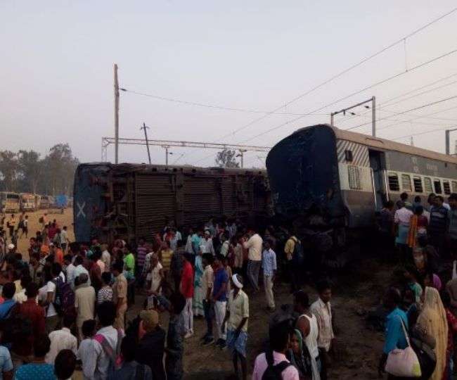 रायबरेली के हरचंदपुर रेलवे स्टेशन के पास Train No: 14003 Up (MaLDa Town -NDLS Exp) फरक्का एक्सप्रेस दुर्घटनाग्रस्त हो गई। डीअारएम के मुताबिक, हादसे में सात यात्रियों की मौत और लगभग 40 यात्री घायल हो गये हैं। इसके चलते 19 ट्रेनें प्रभावित हुई हैं। रेलवे प्रशासन ने हादसे के जान‍कारी मिलते ही कई ट्रेनों का रूट बदला और कई निरस्‍त कर दी। वहीं, घटना में छह कोच पटरी से उतर गये, जिसके चलते दिल्‍ली और रायबरेली रेलवे ट्रैक बाधित हो गया। हादसे के सूचना मिलते ही मौके पर एनडीआरएफ की टीमें फौरन पहुंची और राहत कार्य शुरू हुआ।  19 ट्रेनें हुई प्रभावित-      निरस्त:  14219/14220 वाराणसी-लखनऊ-वाराणसी इंटरसिटी एक्सप्रेस। 14216 लखनऊ-इलाहाबाद गंगा-गोमती एक्सप्रेस। 14210/14209 लखनऊ-प्रयाग इंटरसिटी एक्सप्रेस। 54377 प्रयाग-बरेली पैसेंजर और 54378 बरेली प्रयाग पैसेंजर। 14124 कानपुर-प्रतापगढ़ एक्सप्रेस और 14123 प्रतापगढ़-कानपुर एक्सप्रेस। रूट डायवर्जन:  14512 सहारनपुर-इलाहाबाद नौचंदी एक्सप्रेस वाया सुल्तानपुर-प्रतापगढ़-इलाहाबाद। 14208 दिल्ली जंक्शन प्रतापगढ़ पद्मावत एक्सप्रेस वाया सुल्तानपुर- प्रतापगढ़। 14266 देहरादून-वाराणसी एक्सप्रेस वाया सुल्तानपुर-जाफराबाद-वाराणसी। 12183 भोपाल-प्रतापगढ़ एक्सप्रेस वाया वाया सुल्तानपुर (जो कि सुल्तानपुर में निरस्त कर दी जाएगी।) 12184 प्रतापगढ़-भोपाल एक्सप्रेस सुल्तानपुर से यात्रा प्रारंभ करेगी। 14369 संगरौली-बरेली त्रिवेणी एक्सप्रेस वाया डलमऊ-उन्नाव- लखनऊ-आलमनगर। 14265 वाराणसी-देहरादून एक्सप्रेस वाया वाराणसी-सुल्तानपुर-लखनऊ। 14215 इलाहाबाद-लखनऊ गंगा गोमती एक्सप्रेस वाया ऊंचाहार-डलमऊ-उन्नाव-लखनऊ। 13006 अमृतसर-हावड़ा मेल वाया सुल्तानपुर-जाफराबाद-वाराणसी। ये है पूरा मामला  उत्तर प्रदेश के रायबरेली में बुधवार तड़के सुबह करीब छह बजे रायबरेली होते हुए दिल्ली जा रही न्यू फरक्का एक्सप्रेस की छह बोगियां पटरी से उतर गईं। रेल हादसे में सात लोगों की मौत हो गई और कई यात्री जख्मी हो गए। इसके चलते अफरातफरी मच गई। बताया जा रहा है कि यह हादसा रायबरेली के हरचंदपुर स्टेशन के पास हुआ है। मृतकों में एक महिला और एक बच्चा भी शामिल है। फिलहाल स्थानीय लोग और पुलिस की टीम राहत और बचाव कार्य में जुटी है। अभी मुकम्मल राहत कार्य की व्यवस्था नहीं हो सकी है। हालांकि 100 डायल और एंबुलेंस मौके पर पहुंच गई है। तीन शव बोगी के नीचे दबे मिले हैं। बाकी बोगियों को काटने की तैयारी हो रही है। हादसे में दो दर्जन से ज्यादा घायल।   सुबह होते हुई मची चीखपुकार  हादसे के समय सभी यात्री गहरी नींद में थे। अच ानक से बोगियां पटरी से उतर गईं। देखते ही देखते चीखपुकार मच गई। आवाज सुनते ही आसपास के लोग फौरन मदद को दौड़ पड़े। उधर, मौके पर एनडीआरएफ की टीमें रवाना कर दी गई। स्थानीय पुलिस और ऐंबुलेंस भी मौके पर है। घायल लोगों को स्थानीय अस्पताल ले जाया जा रहा है।  