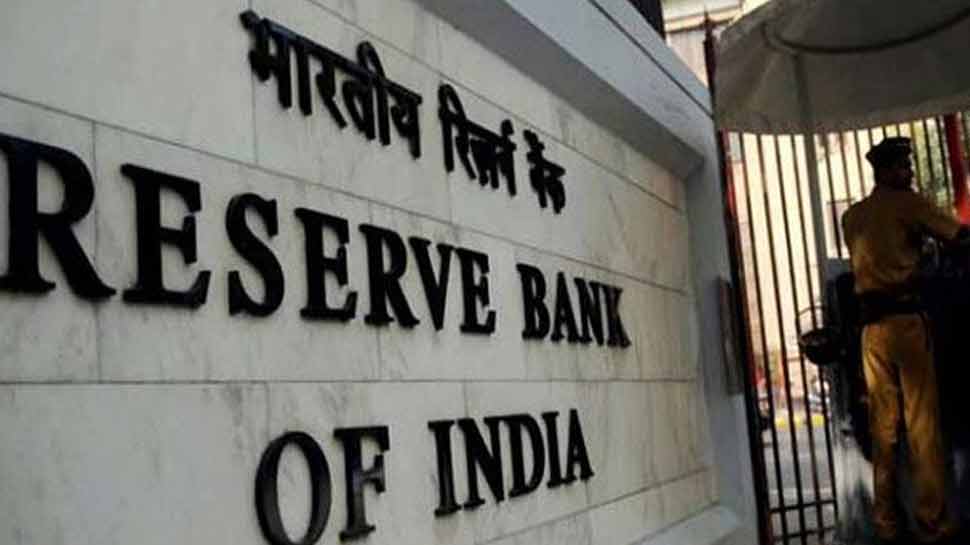 : सुप्रीम कोर्ट ने रिजर्व बैंक ऑफ इंडिया (RBI) से पूछा है कि आखिर लंबी अवधि के होम लोन की फ्लोटिंग ब्‍याज दर इतनी अधिक क्‍यों है, जबकि ब्‍याज दरों में बीते एक साल में कमी आई है. कोर्ट ने सोमवार को सुनवाई के दौरान मनी लाइफ फाउंडेशन की याचिका पर रिजर्व बैंक से यह सवाल किया है. कोर्ट ने कहा कि आरबीआई याचिकाकर्ता को बताए कि दीर्घअवधि के फ्लोटिंग लोन रेट कम करने के बारे में उसने क्‍या फैसला लिया है और वह इस योजना पर कैसे आगे बढ़ेगा.  मनी लाइफ ने दाखिल की है याचिका मनी लाइफ फाउंडेशन ने अपनी याचिका में पूछा था कि जब ब्‍याज दरों में कमी आई तो क्‍यों दीर्घअवधि के लोन इतने महंगे क्‍यों हैं. इसका लाभ ग्राहकों को नहीं मिल पा रहा है. घर खरीदने के लिए होम लोन के जरिए उन्‍हें अधिक ब्‍याज चुकाना पड़ रहा है. कोई भी खरीदार संपत्ति खरीदते समय 80% फाइनेंस कराता है. लोन की राशि इतनी बड़ी होती है कि उसे 5 से 10 साल में आसानी से नहीं चुकाया जाता तो ग्राहक 15 से 25 साल या उससे अधिक की अवधि का लोन लेते हैं. ऐसे में ग्राहक को ब्‍याज के रूप में भारी रकम बैंक को अदा करनी पड़ती है.  HOME à¤²à¥à¤¨ à¤à¤¾ à¤¹à¥ à¤à¤¾à¤à¤à¤¾ à¤à¥à¤à¤¾, RBI à¤à¤¡à¤¼ à¤¸à¤à¤¤à¤¾ à¤¹à¥ 1500 à¤«à¤¾à¤à¤¨à¥à¤à¤¸ à¤à¤à¤ªà¤¨à¤¿à¤¯à¥à¤ à¤ªà¤° à¤¤à¤¾à¤²à¤¾!   रिजर्व बैंक ने रेपो रेट में कोई बदलाव नहीं किया भारतीय रिजर्व बैंक नेे हाल में रेपो रेट में कोई बदलाव नहीं किया है. रेपो रेट को 6.50 फीसदी पर बरकरार रखा है. वहीं, रिवर्स रेपो रेट में भी कोई बदलाव नहीं किया गया है. रिवर्स रेपो रेट 6.25% पर बरकरार रखा है. MPC के 6 सदस्यों में 5 ने ब्याज दर नहीं बढ़ाने के पक्ष में वोट किया. रिजर्व बैंक ने चालू वित्त वर्ष में आर्थिक वृद्धि दर का अनुमान 7.4 प्रतिशत पर बरकरार रखा. वित्त वर्ष 2019-20 में वृद्धि 7.6 प्रतिशत पर पहुंच सकती है. इससे पहले लगातार 2 मौद्रिक नीति समीक्षा में रेपो रेट को 0.25 फीसदी बढ़ाया गया था. कच्चे तेल में तेजी और डॉलर के मुकाबले रुपये में लगातार गिरावट के कारण महंगाई बढ़ने की आशंका को देखते हुए विशेषज्ञों को उम्मीद थी कि मौद्रिक नीति समीक्षा में नीतिगत दरों को बढ़ाया जा सकता है.