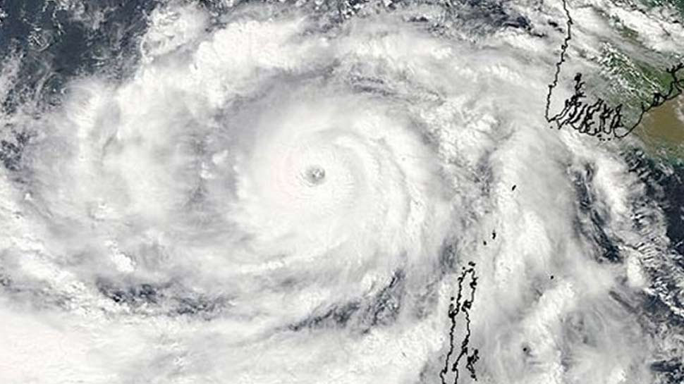 ओडिशा में आए चक्रवाती तूफान 'तितली' ने प्रदेश में कहर बरपा रखा है. ओडिशा सरकार ने चक्रवाती तूफान तितली के मद्देनजर जिला अधिकारियों को तैयार रहने और जान माल की हानि से बचने के लिए कहा है. तूफान 11 अक्टूबर को ओडिशा तट से गुजरने की आशंका है. भारतीय मौसम विज्ञान-विभाग (आईएफडी) के अनुसार, बंगाल की खाड़ी के ऊपर बने गहरे दबाव का क्षेत्र अगले 24 घंटे में चक्रवाती तूफान का रूप ले लेगा और 11 अक्टूबर को सुबह गोपालपुर और कलिंगपत्तनम के बीच ओडिशा और उत्तर आंध्रप्रदेश के तट को पार करेगा.   मछुआरों को नौ से 12 अक्टूबर तक बंगाल की खाड़ी के गहरे समुद्री इलाकों में नहीं जाने की सलाह दी गई है क्योंकि समुद्री हालात खराब हो सकते हैं. दक्षिणी ओडिशा तट के कुछ इलाकों में मंगलवार को बारिश शुरू हो गई है और ओडिशा के तटीय इलाकों में बुधवार को कुछ जगहों पर मूसलाधार बारिश व अलग-अलग जगहों पर बहुत तेज बारिश हो सकती है.  गुरुवार को ओडिशा के तटीय और आसपास की अलग-अलग जगहों पर मूसलाधार बारिश का पूर्वानुमान लगाया गया है.   cyclonic storm Titli Odisha   Snowfall: सीजन की पहली बर्फबारी से खिल उठी कश्मीर घाटी, फोटोज देखकर दिल हो जाएगा खुश  मौसम विभाग का कहना है कि उत्तरी आंध्र प्रदेश, ओडिशा और पश्चिम बंगाल में तूफानी हवाएं 45-55 से 65 किलोमीटर प्रति घंटे की रफ्तार से चलने की संभावना है. भुवनेश्वर मौसम विभाग केंद्र के निदेशक एच.आर. बिस्वास ने कहा कि दक्षिणी ओडिशा और उत्तरी आंध्र प्रदेश तटों के आस-पास के जिलों में 10 अक्टूबर शाम से तूफानी हवाओं के 70-80 किमी प्रति घंटे से बढ़कर 90 किमी प्रति घंटे तक पहुंचने की संभावना है