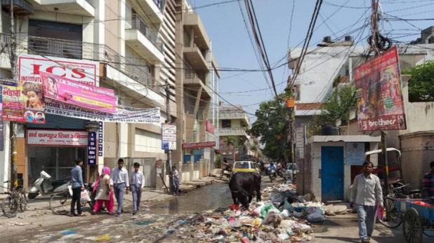 चार साल पहले देश की प्रधानमंत्री नरेंद्र मोदी द्वारा राजधानी दिल्ली से शुरू किया गया स्वच्छ भारत अभियान दिल्ली में ही फेल होता नजर आ रहा है. दिल्ली नगर निगम के सफाई कर्मचारी की अपनी मांगों को लेकर हड़ताल 21 दिन से जारी है.  हालात यह है कि राजधानी हर गली और चौराहा कूड़े में तब्दील हो गया है. लोगों का गंदगी से बुरा हाल है और इस कूड़े में तब्दील होते शहर में समस्या पर सुनवाई करने वाला कोई नहीं है.  घर के बाहर चारों तरफ हो रही गंदगी से परेशान होकर अब लोगों ने सरकार और प्रशासन को नींद से जगाने के लिए सेल्फी विद गार्बेज कैंपेन की शुरुआत की है. यह कैंपेन सोशल नेटवर्किंग साइट पर खूब वाहवाही लूट रहा है.  इस कैंपेन को चलाने वाले आरडब्ल्यूए फेडरेशन के प्रेसिडेंट बीएस वोहरा का कहना है कि कूड़े के कारण पूरी दिल्ली नर्क में तब्दील होती जा रही है, न तो दिल्ली सरकार और न ही निगम में सत्ताधारी बीजेपी इस पर सुनवाई करने को राजी है.  पूर्वी दिल्ली के कृष्णा नगर में रहने वाले जुगल वाधवा बताते हैं कि 4 साल पहले जब प्रधानमंत्री मोदी ने स्वच्छ भारत का सपना दिखाया था तबसे उन्होंने कूड़े को कूड़ेदान में और कूड़ा उठाने वाले कर्मचारियों को देने का फैसला किया था.  आज जब वे हर रोज घर से बाहर निकलते हैं तो उनकी गली-मोहल्ले और पूरी कॉलोनी में कूड़ा-ही-कूड़ा नजर आता है. इस कूड़े की गंदगी के कारण वह अपने बच्चों को भी घर से बाहर निकलने नहीं देते.  उनका मानना है की स्वच्छ भारत अभियान का सपना तभी साकार हो सकता है, जब सरकार इस पूरे अभियान के साथ-साथ एक कारगर नीति भी बनाए ताकि जब कर्मचारी इस तरीके की हड़ताल करें तो शहर कूड़े में तब्दील न हो.  बता दें कि दिल्ली नगर निगम के सफाई कर्मचारी पिछले 21 दिन से अपनी मांगों को लेकर के हड़ताल पर हैं. हड़ताल का असर शहर में पूरी तरह से नजर आ रहा है. लोगों का जीना मुहाल हो चुका है.  जहां लोग गंदगी से परेशान हैं, लेकिन सफाई कर्मचारियों का साफ कहना है कि जब तक उनकी मांगें पूरी नहीं हो जाती तब तक दिल्ली का कचरा साफ नहीं होगा.  ऐसे में सवाल उठता है कि सरकार बेशक गंदगी को दूर करने के लिए स्वच्छता अभियान चला रही हो, लेकिन जब तक इस तरीके की हड़तालों को रोकने के लिए कोई योजनाएं या पॉलिसी नहीं बन जाती, तब तक स्वच्छ भारत अभियान का सपना कैसे पूरा होगा?