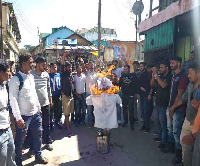 केंद्र सरकार के खिलाफ कांग्रेस कार्यकर्ताओं ने पुतला जलाकर किया नारेबाजी