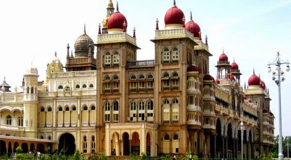 दुनिया के खूबसूरत 10 महल.. भारत में भी है एक