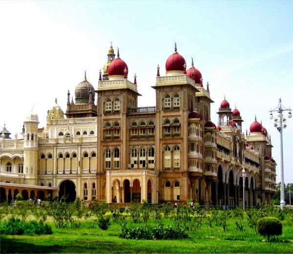 दुनिया के खूबसूरत 10 महल.. भारत में भी है एक