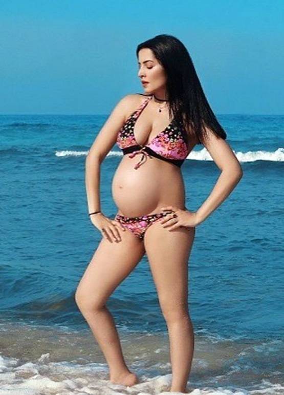 PHOTOS: समंदर किनारे BIKINI पहन बेबी बंप के साथ नजर आईं सेलिना जेटली