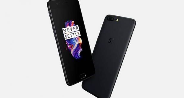 चीनी स्मार्टफोन निर्माता वनप्लस के नए फ्लैगशिप 'OnePlus 5' लॉन्च होने के पहले हफ्ते में ही ई-टेलर अमेजन डॉट इन का सबसे अधिक राजस्व जुटाने वाला स्मार्टफोन बन गया है. 'OnePlus 5' को देश में 22 जून को लॉन्च किया गया था. कंपनी ने गुरुवार को एक ट्वीट में कहा, 'OnePlus 5' लॉन्च होने के पहले हफ्ते में ही अमेजन के लिए सबसे अधिक कमाई करने वाला स्मार्टफोन बन गया है. उन सभी को धन्यवाद जिन्होने इस उपलब्धि को संभव बनाया.' वनप्लस के जनरल मैनेजर (भारत) विकास अग्रवाल ने एक बयान में कहा, 'वनप्लस 5' की सफलता हमारे ऑनलाइन-फर्स्ट बिजनेस मॉडल को मिली महत्वपूर्ण मान्यता है और ये हमारे एक्सक्लूसिव और लॉन्ग टर्म रणनीतिक सहयोगी अमेजन डॉट इन में जताया गया भरोसा है.' कंपनी ने बताया कि वनप्लस के पिछले फ्लैगशिप स्मार्टफोन OnePlus 3T की तुलना में 'वनप्लस 5' की पहले सप्ताह में तीन गुना अधिक बिक्री हुई है. अमेजन डॉट इन ने एक ट्वीट में कहा, 'शानदार प्रतिक्रिया के लिए धन्यवाद, SBI क्रेडिट और डेबिट कार्ड पर 1,500 रुपये के कैशबैक ऑफर को 2 जुलाई तक बढ़ा दिया गया है.' 'वनप्लस 5' के मिडनाइट ब्लैक वर्जन (8GB रैम/128GB रोम) की कीमत 37,999 रुपये रखी गई है, जबकि स्लेट ग्रे वर्शन (6GB रैम/64GB स्टोरेज) की कीमत 32,999 रुपये रखी गई है. इस स्मार्टफोन में ऑक्टाकोर क्वालकॉम स्नैपड्रैगन 835 प्रोसेसर, 16 मेगापिक्सल और 20 मेगापिक्सल का ड्यूअल पिछला कैमरा और 16 मेगापिक्सल का फ्रंट कैमरा है.