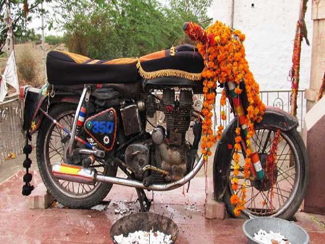 एक ऐसा मंदिर जहा मोटरसाइकिल की होती है पूजा, दूर-दूर से आते हैं लोग