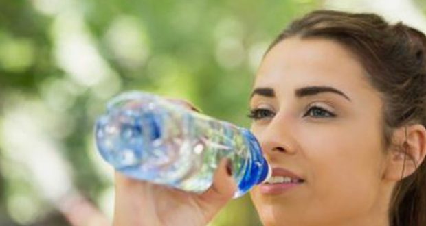 अगर आप प्लास्टिक की बोतल से पानी पीते हैं , तो एक बार अवश्य पढ़ ले