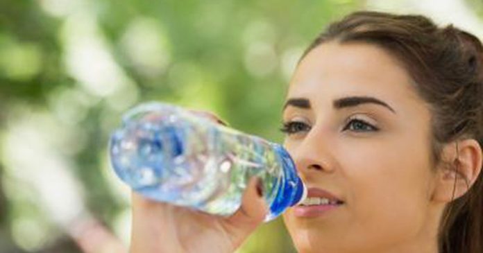 अगर आप प्लास्टिक की बोतल से पानी पीते हैं , तो एक बार अवश्य पढ़ ले