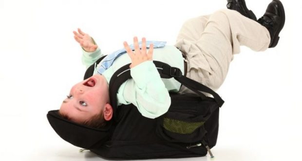 बच्चों का भारी बैग उनकी सेहत के लिए हो सकता है हानिकारक