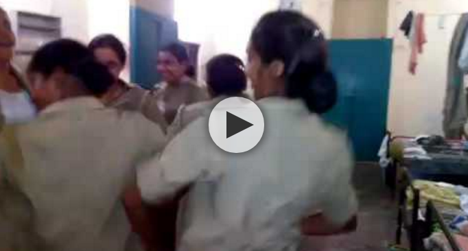 देखे विडियो: इन पुलिस महिला कांस्टेबलों का बेहूदा डांस से भरा विडियो हुआ वाइरल की सारी हदें पार...