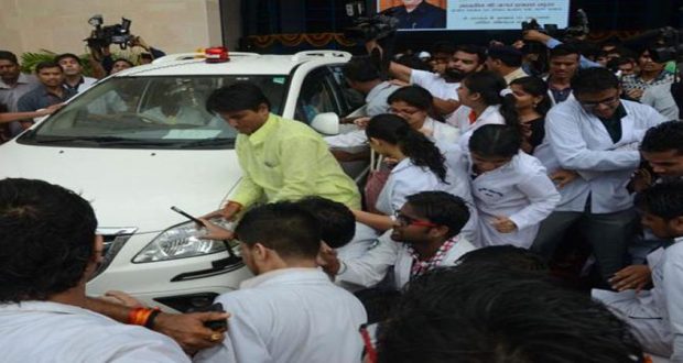 देखिये कैसे केन्द्रीय गृह मंत्री जेपी नड्डा ने अपनी कार से छात्राओं को उड़ाया...