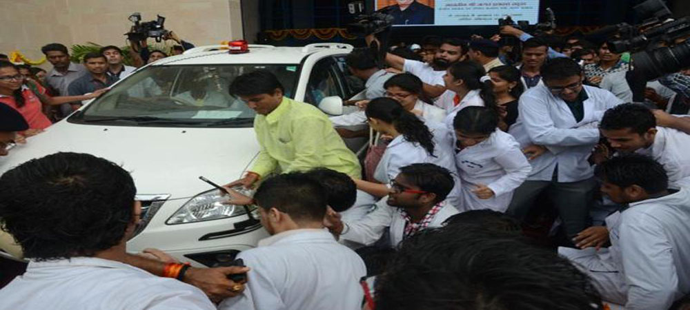 देखिये कैसे केन्द्रीय गृह मंत्री जेपी नड्डा ने अपनी कार से छात्राओं को उड़ाया...
