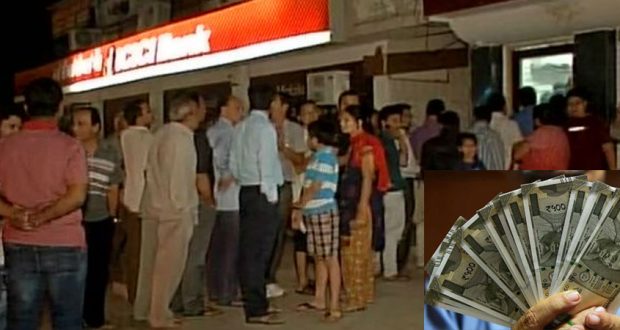 इस ATM में 100 का अमाउंट डालने पर निकले 1000 और 500 के नोट, मची भयंकर लूट...