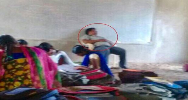 क्लास में जाते ही घोड़ा बेचकर सो गया ये टीचर, फोटो हुई वायरल तो सरकार ने तुरंत...