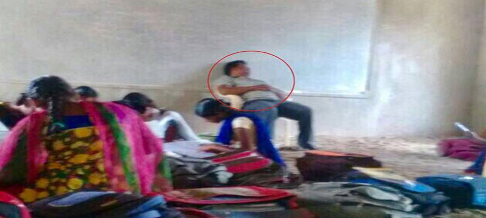 क्लास में जाते ही घोड़ा बेचकर सो गया ये टीचर, फोटो हुई वायरल तो सरकार ने तुरंत...
