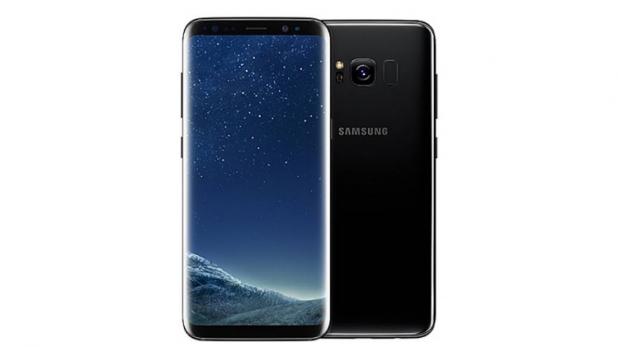 Galaxy S8+ में 3,500mAh की बैटरी दी गई है. ये स्मार्टफोन वायरलेस चार्जिंग और फास्ट चार्जिंग सपोर्ट करते हैं. कनेक्टिविटी के लिए इसमें 4G LTE, WiFi, Bluetooth v5.0, USB Type C, NFC और जीपीएस दिए गए हैं. इसके अलावा इसमें सभी जरूरी सेंसर्स दिए गए हैं जो एक फ्लैगशिप स्मार्टफोन में होने चाहिए. Galaxy S8+ की बेहतरीन खूबियों में से एक इसका कैमरा है. पहली बार कंपनी ने डुअल पिक्सल वाला कैमरा दिया है और इसके जरिए शार्प फोटो क्लिक की जा सकेंगी. रियर कैमरा f 1.7 अपर्चर वाला है और इसमें 12 मेगापिक्सल वाला डुअल पिक्सल सेंसर लगाया गया है. कम लाइट में भी बेहतर फोटोग्राफी की जा सकेगी. सेल्फी के लिए इसमें 8 मेगापिक्सल का रियर कैमरा दिया गया है जिसका अपर्चर भी F1.7 है.