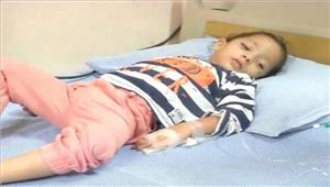 तीन साल की बच्ची रोती है खून के आंसू, अब पिता मांग रहा है सरकार से मदद
