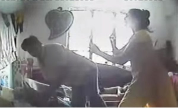 देखें विडियो: पत्नी ने की पती की पिटाई जिसके बाद जो हुआ वो...