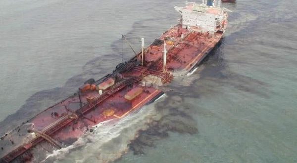 समुद्र में आॅयल टैंकर से टकराया जंगी बेड़ा, 10 नौसेनिक लापता