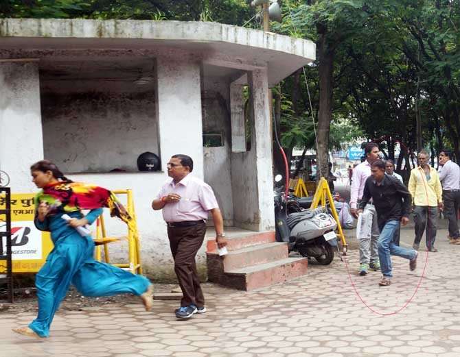 भाग रही लड़की के पीछे दौड़ रहा था लड़का, फिर देखें जो हुआ