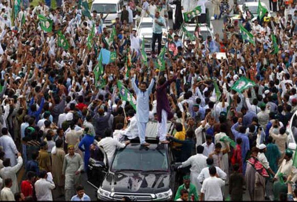 पाकिस्तान: रोड शो कर नवाज शरीफ ने फूंका अगले साल के आम चुनावों का बिगुल