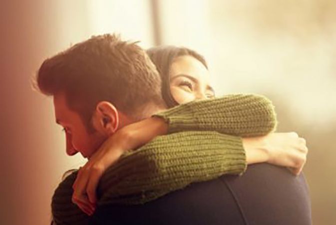 गले लगने के तरीके बताते है रिश्ते की सच्चाई