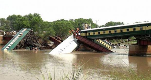 बिग ब्रेकिंग: हुई आज तक की सबसे बड़ी रेल दुर्घटना, नदी में समा गई पूरी ट्रेन...