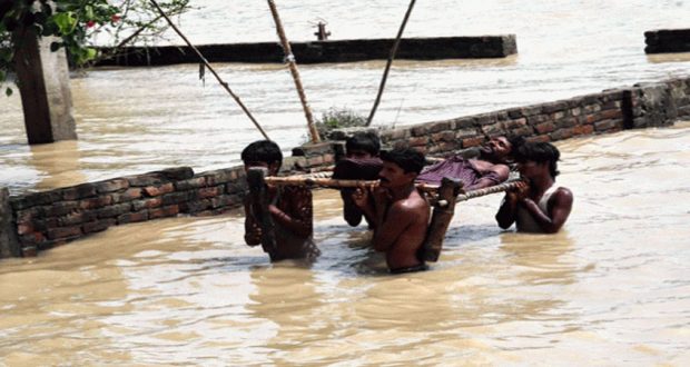 बिहार में विनाशकारी बाढ़ से चारों तरफ हाहाकार, अब तक 153 लोगों की मौत और...