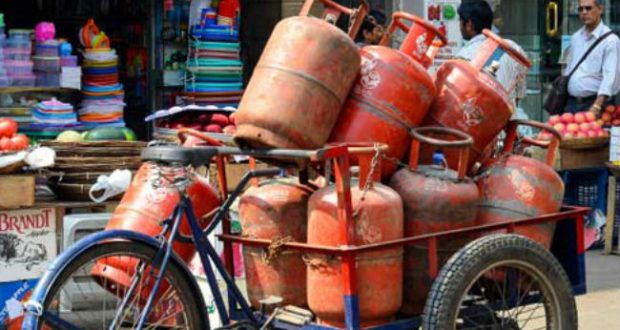 मुफ्त LPG कनेक्शन के लिए सरकार ने 'आधार' की डेडलाइन बढ़ाई, जानें कौन-सी है....