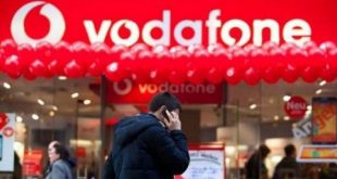 Vodafone ने जियो और एयरटेल से मिल रही कड़ी प्रतिस्पर्धा के बीच 392 रुपये का कॉम्बो प्लान लॉन्च किया है. इस प्लान का फायदा फिलहाल दिल्ली-एनसीआर के ग्राहक ही उठा पाएंगे. वोडाफोन का ये ऑफर त्योहारों के मौके के बीच आया है. वोडाफोन के इस प्लान में वॉयस कॉलिंग और डेटा बेनिफिट दोनों ही ऑफर मौजूद हैं. वोडाफोन के इस 392 रुपये वाले प्लान में ग्राहकों को रोमिंग और होम नेटवर्क दोनों में ही अनलिमिटेड कॉलिंग मिलेगी. इतना ही नहीं इस प्लान में हर दिन 1 GB 3G/4G डेटा भी दिया जाएगा. इस पैक की वैलिडिटी 28 दिनों की होगी. इसके अलावा वोडाफोन ने 198 रुपये वाला भी एक प्लान लॉन्च किया है, जिसमें ग्राहकों को वोडाफोन टू वोडाफोन अनलिमिटेड कॉलिंग मिलेगा, चाहें वो होम नेटवर्क में हों या रोमिंग में 198 रुपये वाले प्लान में ग्राहकों को 2GB 4G डेटा मिलेगा. इसकी वैलिडिटी भी 28 दिनों की ही होगी. 392 रुपये वाले प्लान की पूरी जानकारी 296 वोडाफोन स्टोर्स, मिनी स्टोर्स और दिल्ली-एनसीआर के 40,000 मल्टी ब्रांड स्टोर्स ली जा सकेगी. इसके अलावा Vodafone ने सोमवार को ये घोषणा की कि उत्तर प्रदेश ईस्ट सर्किल के ग्राहकों को MyVodafone ऐप से रिचार्ज करने पर अनलिमिटेड सुपर प्लान्स पर 5 प्रतिशत का कैशबैक और 110 रुपये वाले रिचार्ज पर फुल टाक टाइम दिया जाएगा.