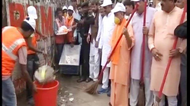 गोरखपुर में योगी का राहुल पर कटाक्ष युवराज नहीं समझ सकता सफाई का महत्व
