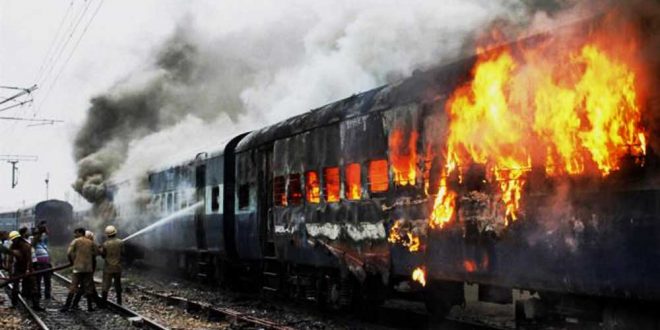 जब योगी आदित्यनाथ को गिरफ्तार किया गया था तब उनके समर्थकों ने लगाई थी ट्रेन में आग...
