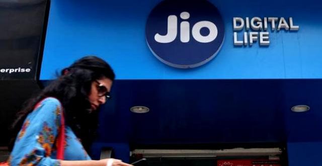 Jio फोन का रिकॉर्ड: एक दिन में बुक हुए 60 लाख फोन, नवरात्रि मेें होगी डिलीवरी