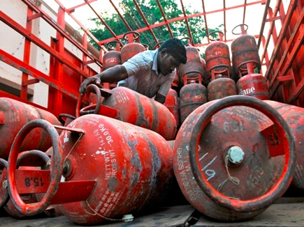 बड़ी खबर: सब्सिडी वाला LPG सिलेंडर 8 रुपए तो गैर सब्सिडी वाला 73 रुपए...