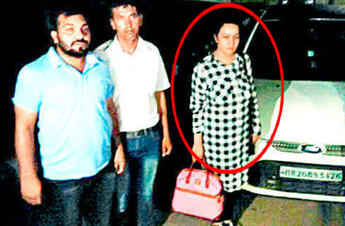 अभी-अभी: गुरमीत राम रहीम की मुंहबोली बेटी हनीप्रीत मुंबई एयरपोर्ट से हुई गिरफ्तार, हुआ ये एक और खुलासा...