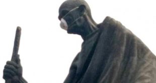 महात्मा गांधी की मूर्ति को पहनाया मास्क, कहा- बापू प्रदूषण से परेशान