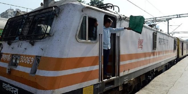 बड़ी खबर: रेलवे कर्मचारियों को सैलरी पाने के लिए पहले करना होगा ये कम...