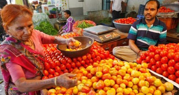 क्या सच में... मौसम नहीं भारी निर्यात से बढ़ी प्याज-टमाटर की कीमत