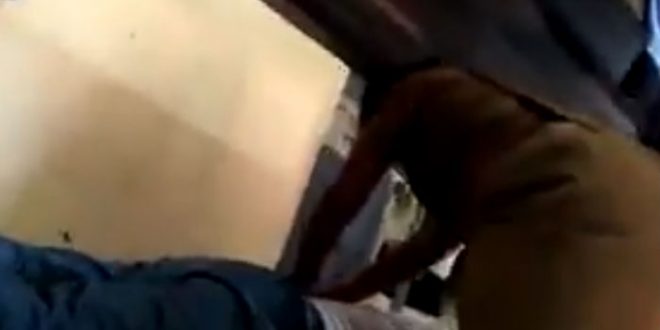 महिला होमगार्ड से मालिश करवा रहे पुलिस अधिकारी का VIDEO हुआ वायरल