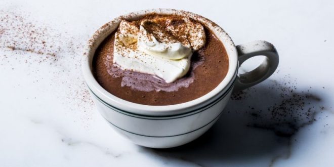 ठण्ड के मौसम में लीजिये गरमा गर्म हॉट चॉकलेट का मज़ा