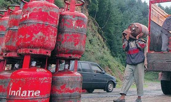 सावधान: अगर आपके पास है कार, तो छिन सकती है LPG सब्स‍िडी