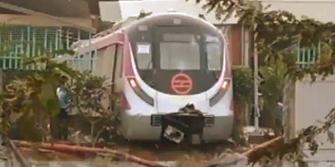 ट्रायल रन के दौरान दीवार तोड़कर बाहर जा निकली दिल्ली मेट्रो
