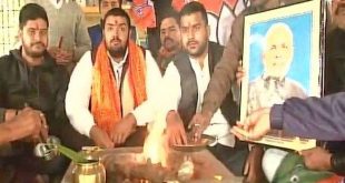 गुजरात चुनाव में भाजपा की जीत के लिए समर्थकों ने वाराणसी में किया हवन