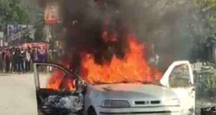 चलती कार में लगी आग, परिवार के सदस्यों ने कूदकर बचाई जान