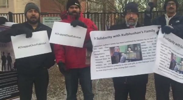 जाधव की मां-पत्नी से दुर्व्यवहार के वजह से US में पाकिस्तानी दूतावास के बाहर 'चप्पल चोर' प्रदर्शन