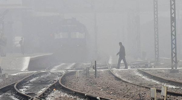 कोहरे का कहर जारी, 35 ट्रेनें लेट, 10 रद्द और तीन का बदला समय